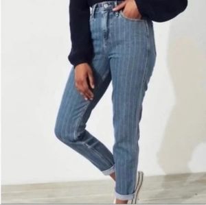 HOLLISTER ultr high-rise Mom jean 26 pinstripe EUC waist 26 length 27